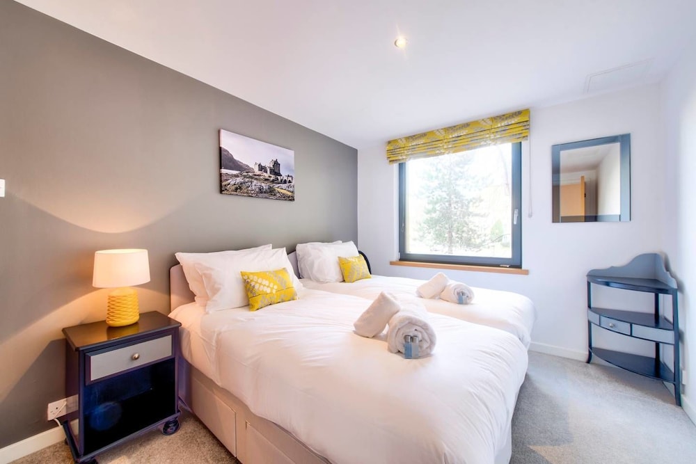 JOIVY New Town 3bed/2bath Apt With Free Parking & Lift! view 2