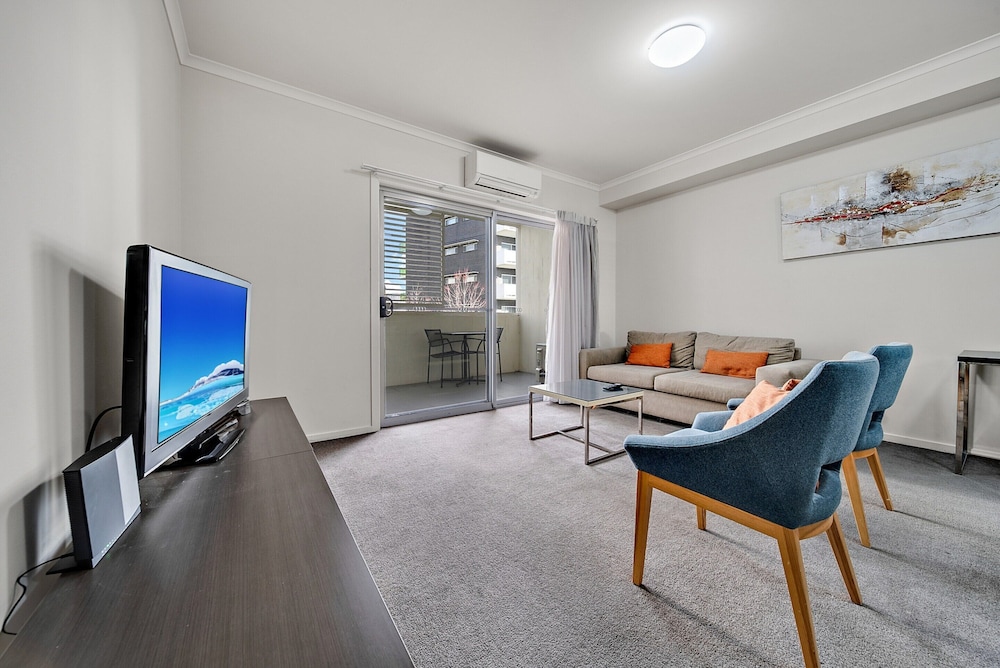 Comfy 2-bed Near the Lake With Secure Parking