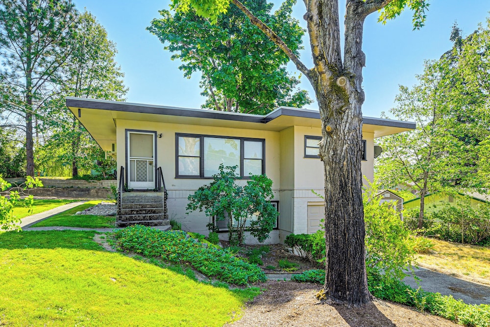 Grants Pass Getaway w/ Expansive Deck! view 2