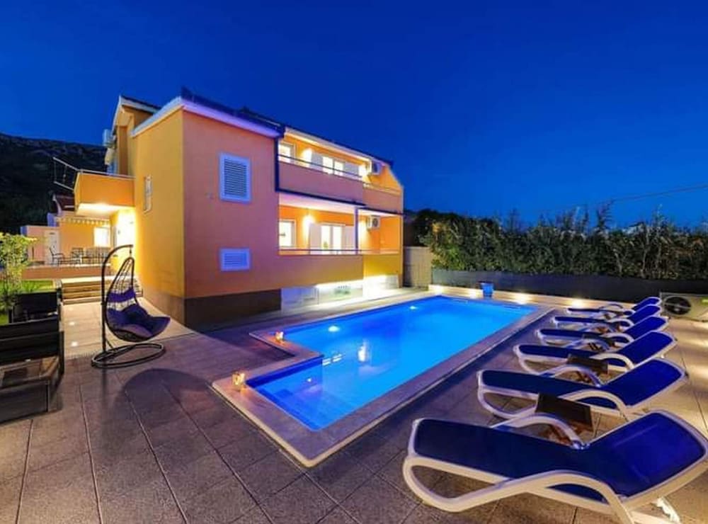Kastel Luksic Scenic Villa With Pool
