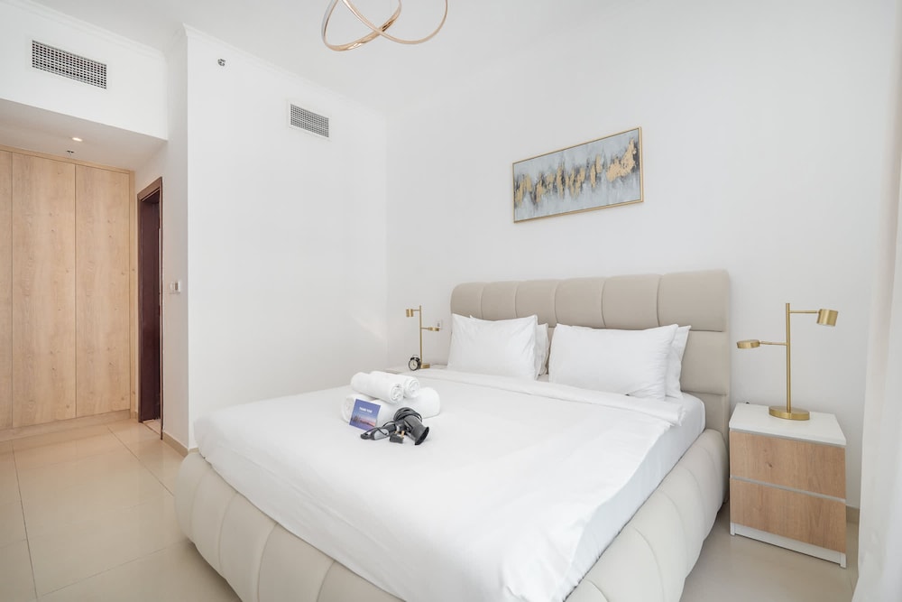Gorgeous 1 Bedroom in DEC Tower With Marina Views