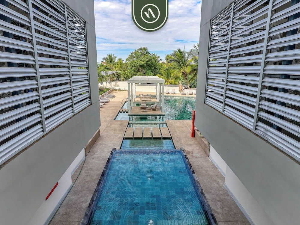 Luxury Condo With Canal View - Near Beach