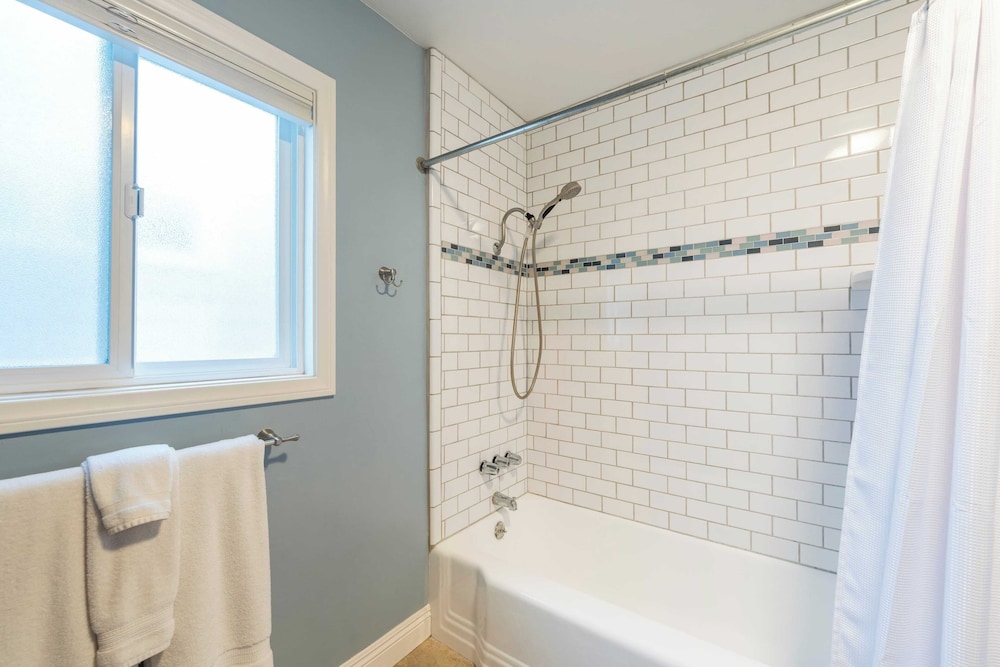Waterfront Newport Condos w. Dock Access, Walk to Balboa Fun Zone and Beach