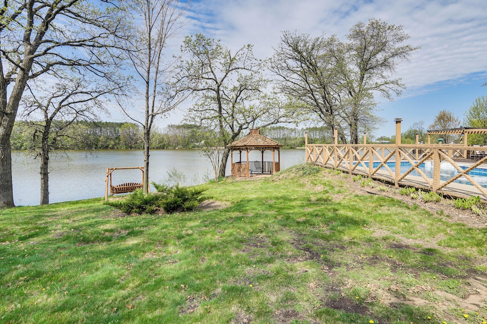 'love Lake Retreat w/ Hot Tub in New Richmond!