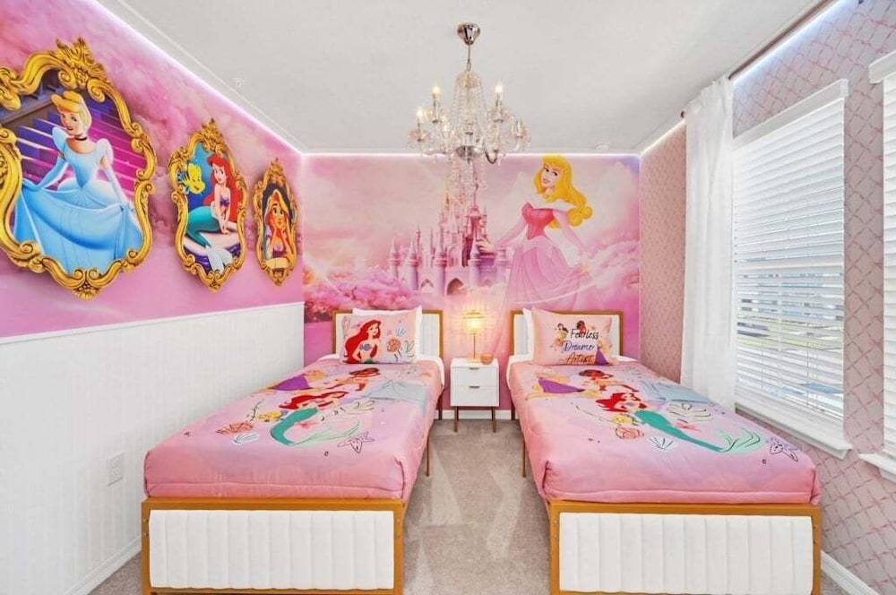 Luxury Home With Splash Pool 5 Bed Townhome! 5 Bedroom Townhouse