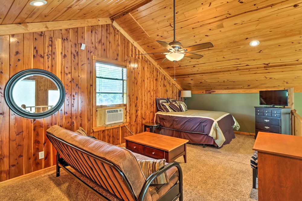 Rustic Lamar Cabin w/ Deck  Private Hot Tub - Property Image 25