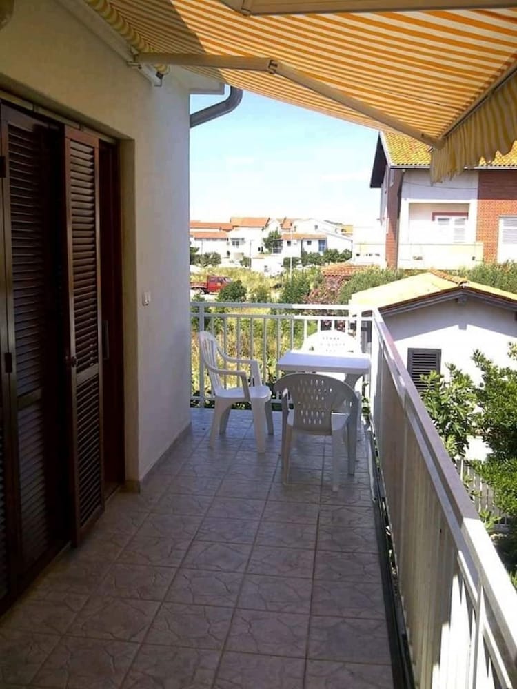 Vale - 450m to the Beach - A1 view 2
