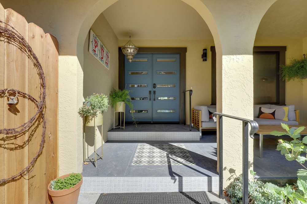 Private Pool & Large Deck: Modern Cotati Villa!