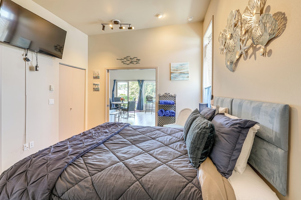 Steps to Pirate Cove: Oregon Coast Condo w/ View
