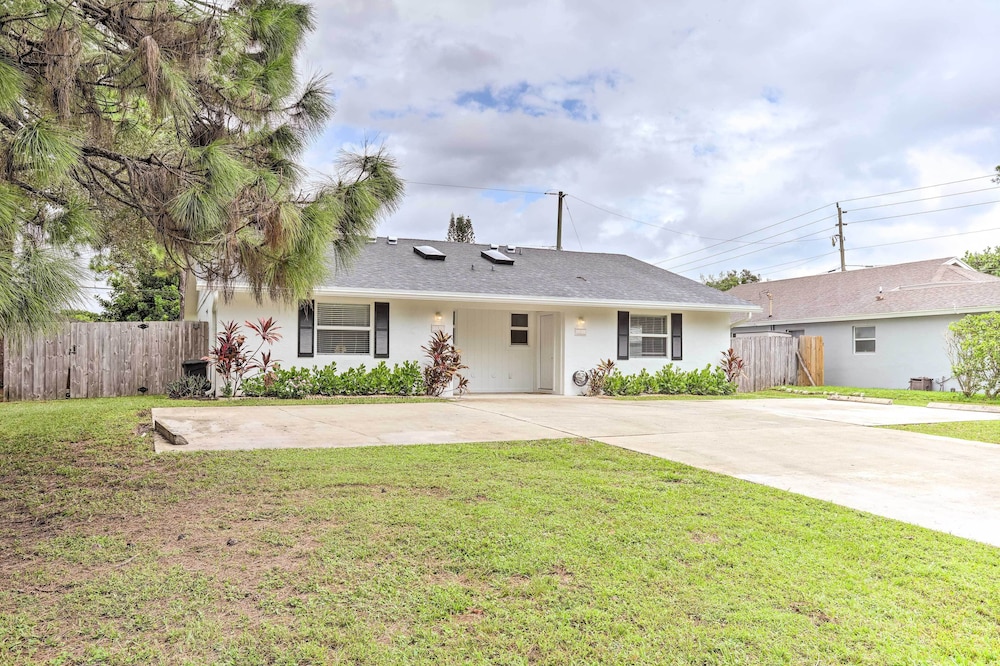 Jupiter Townhome w/ Patio & Yard ~ 6 Mi to Beach!