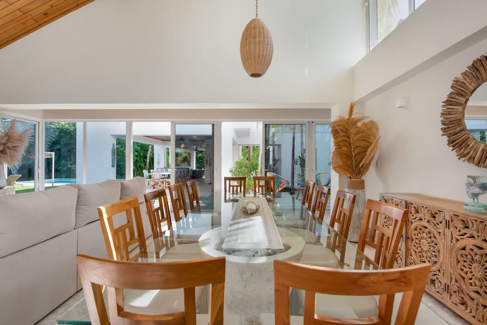 Modern Luxury 6 BR Tropical Retreat With Pool
