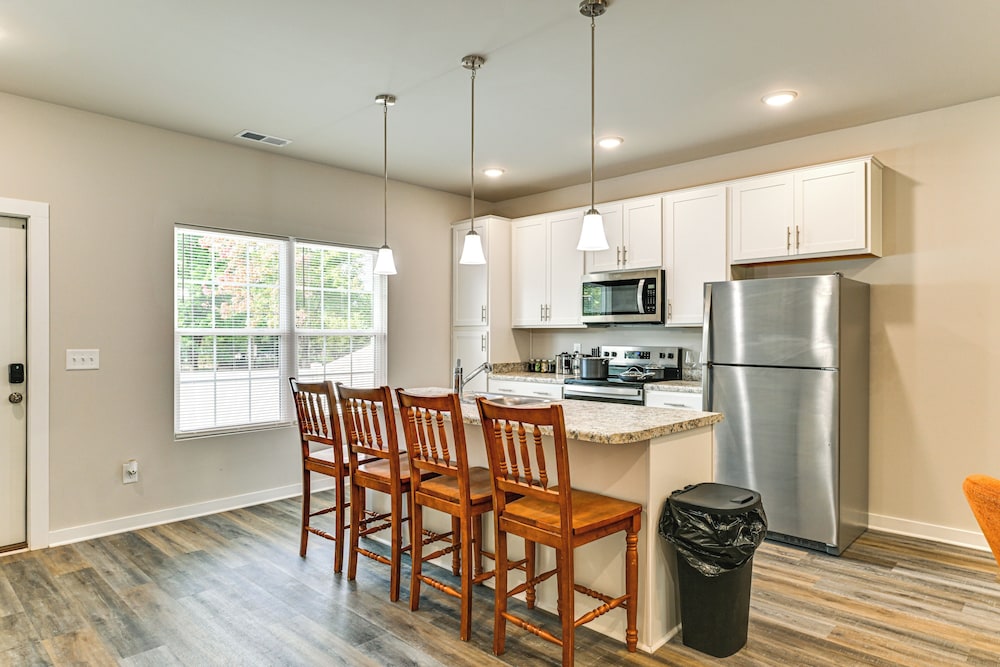 Modern Townhome w/ Yard: 5 Mi to Dtwn Charlotte