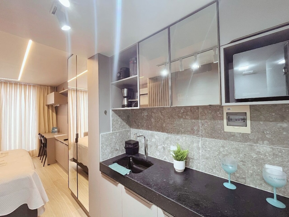 Setai Yacht Comfort - By Almare Flats