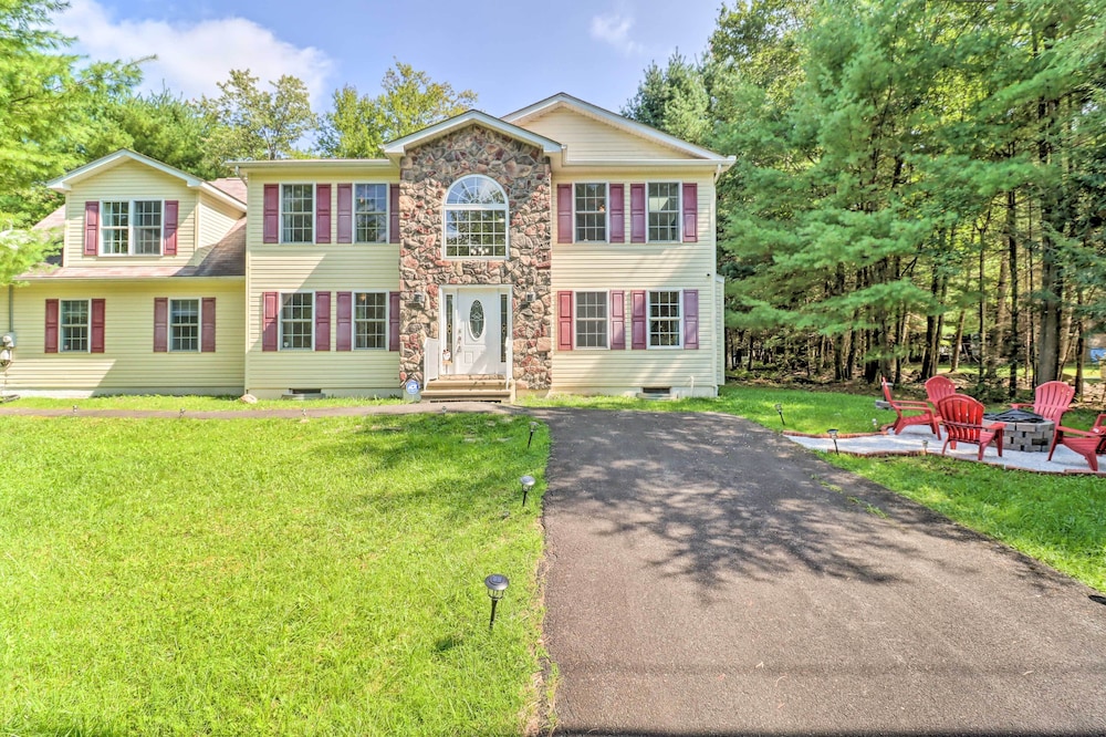 Hot Tub & Deck: Gorgeous Retreat in Pocono Summit!