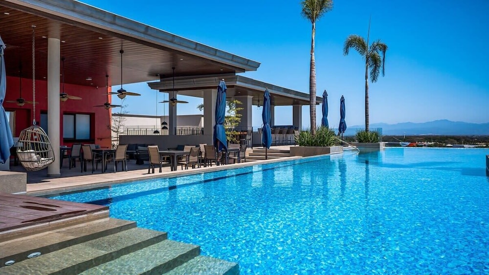 Equipped 3BR House - Pool - Gym - 5 min to Beach