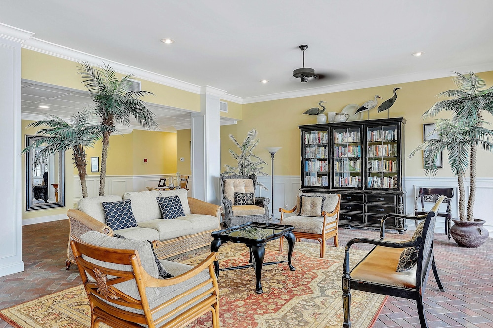 Bungalow-style Beachfront Condo With Pool