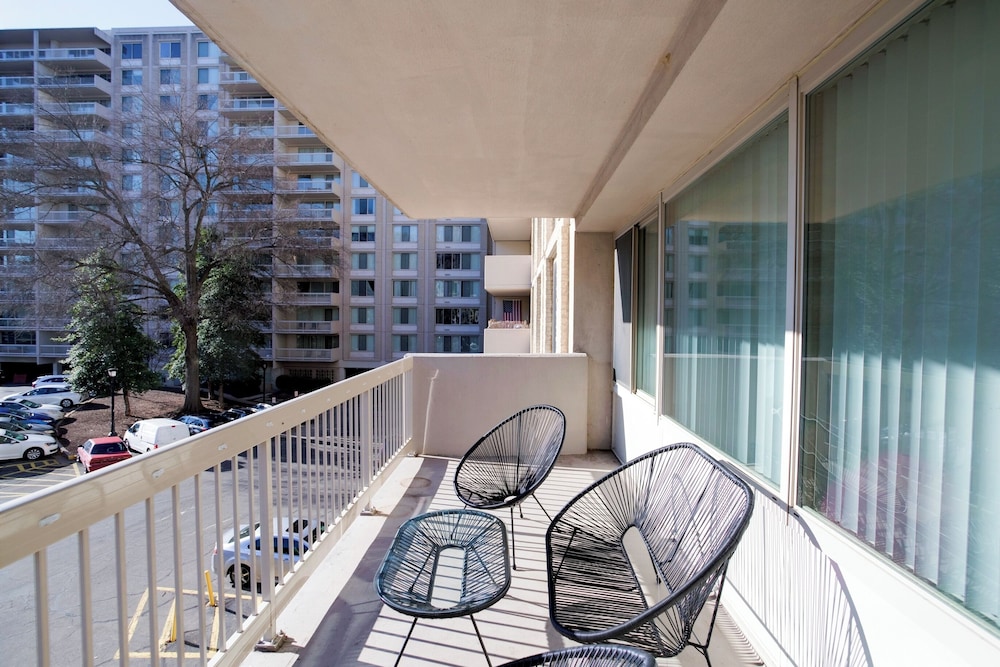 Spacious 2BR Apartment in Crystal City