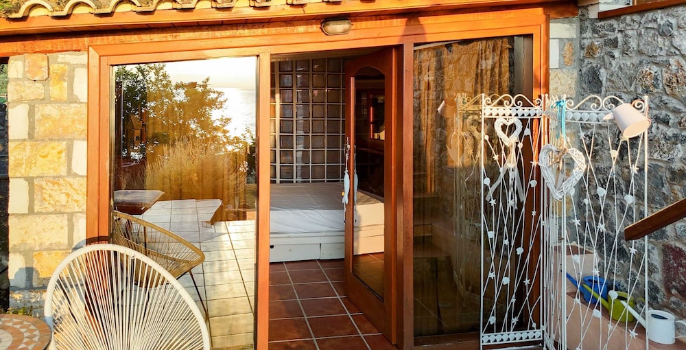 Beachfront Avia Nest - Aspa s Getaway