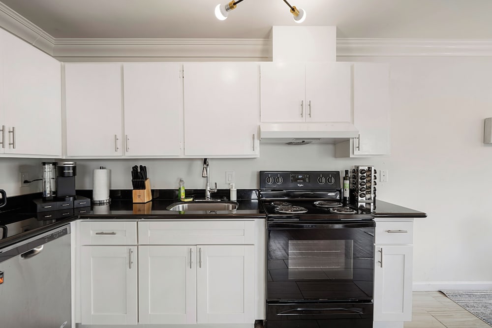 Tranquil 2BR with Coastal Mountain Views