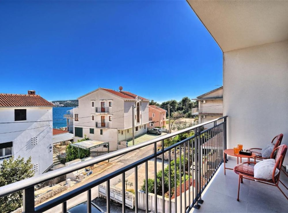Apartment Aniva - 50 m From the sea