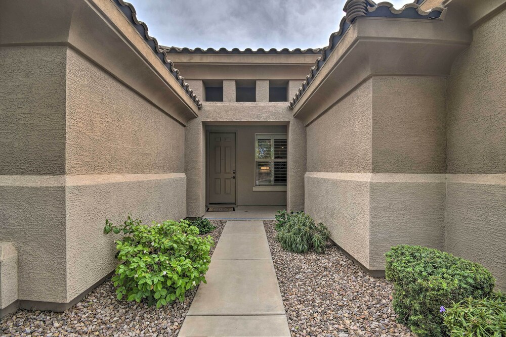 Spacious Surprise Home: 6 Mi to Wildlife World Zoo