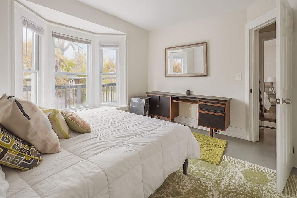 Detroit 6BR House Wifi, Parking, Pet Friendly