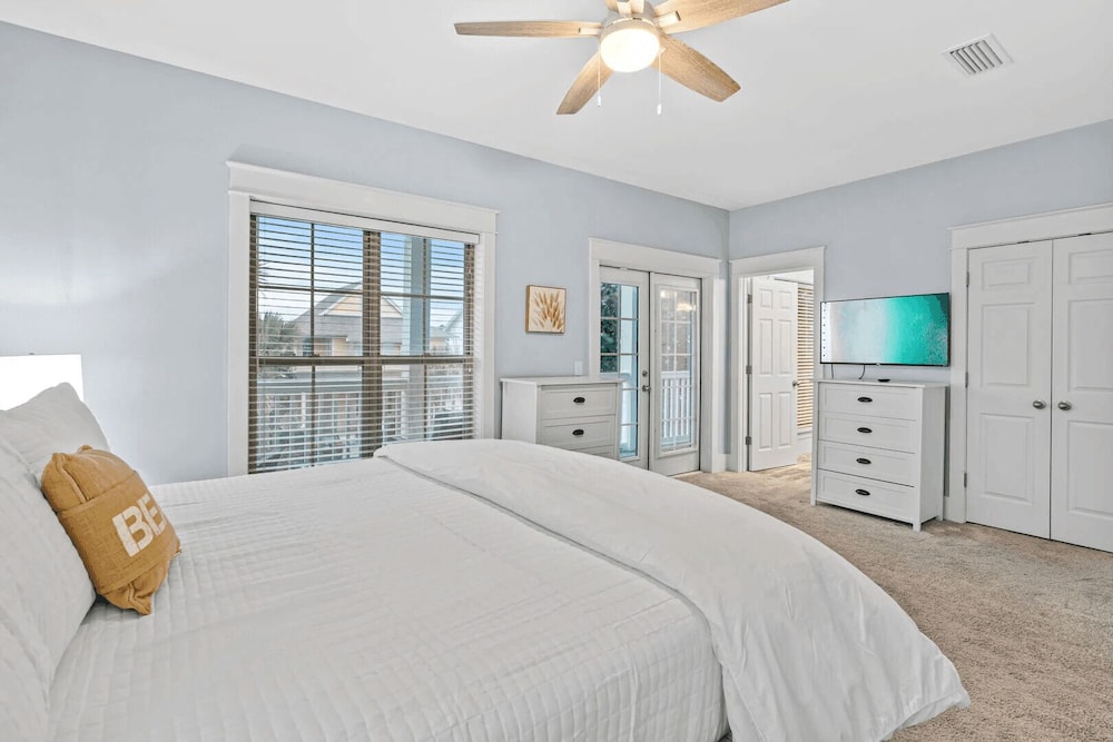 Sandy Smiles by Avantstay Seagrove Walk to Beach + Pool