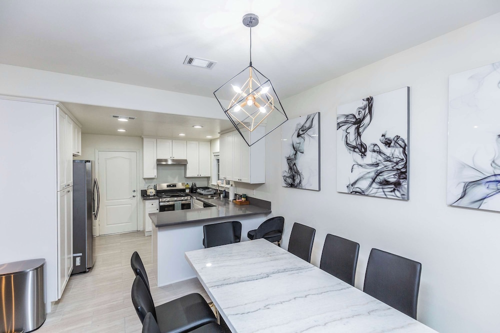 Not Affected by the Fire/elegant Pasadena Retreat Prime Comfort Awaits