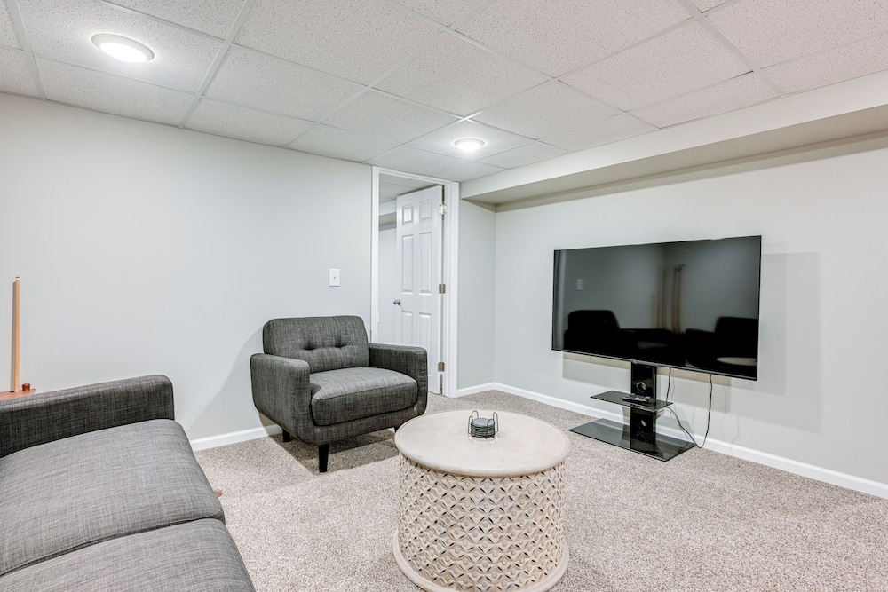 3 Mi to Dtwn Saginaw: Spacious & Updated Home!