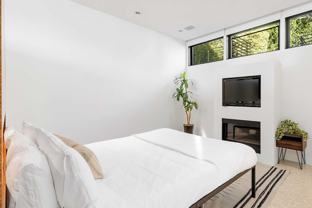 Kings Road West Hollywood Luxury Pool, Views, Firepit, Modern Design