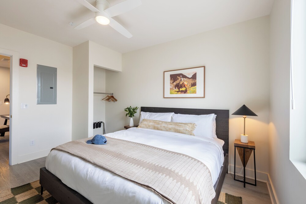 The Outrider by AvantStay Chic Stay Close to Broadway