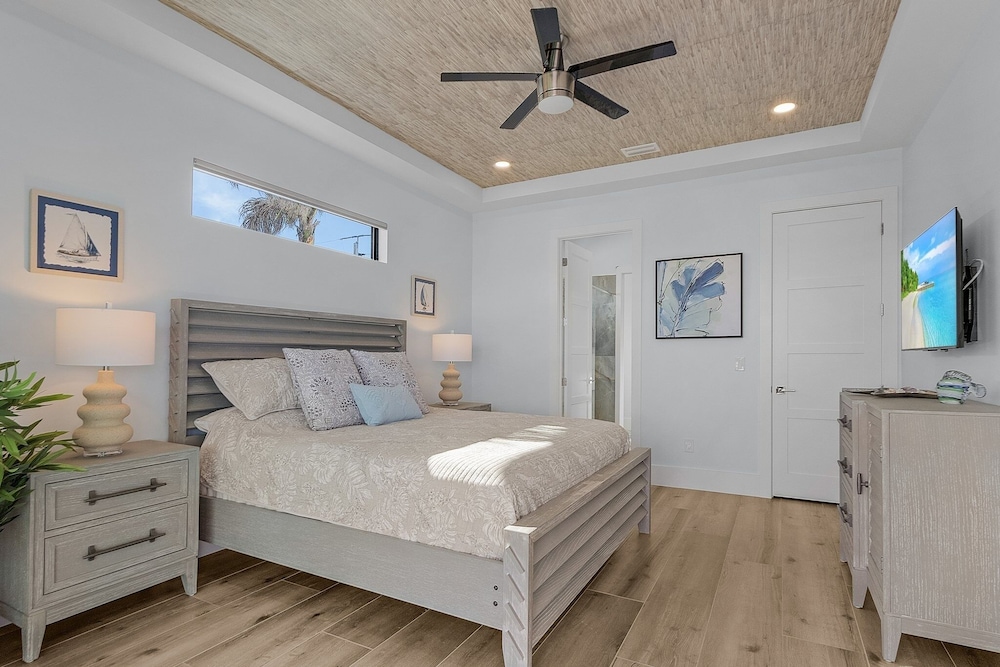 749 Paradise Pointe New Luxury Build 7 Bedroom Home