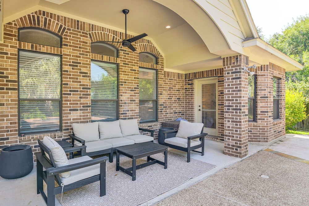 Pool & Hot Tub: Family-friendly Houston Area Home!