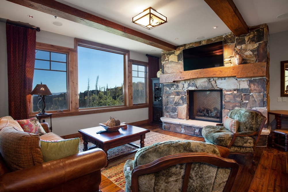 Grand Lodge - Three Bedroom #301 - Ski-in/ski-out 3 Condo
