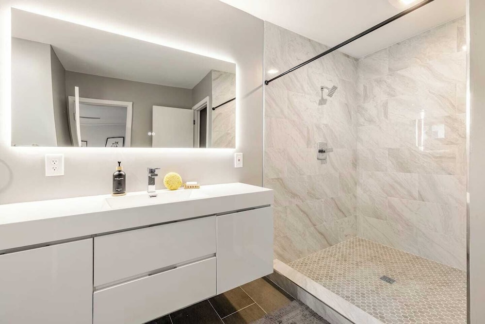 Stylish Comfort Modern Chef Kitchen 4 BR 2 Baths
