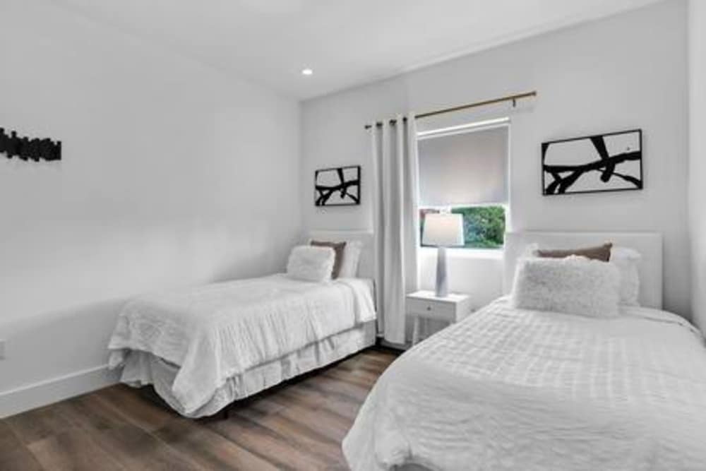 3282 SW 28th St Private Pool 4BD 2 5BA Parking Laundry Wi-fi