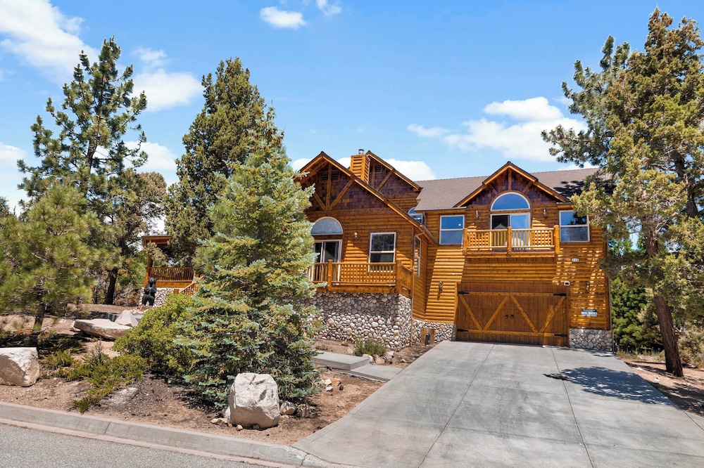 Sleeps 27 2 Homes Near the Lake, Hot Tub + Views Castle Glen Estates