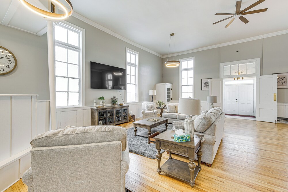 4 Mi to Lake: Unique Family Retreat in Akron Area