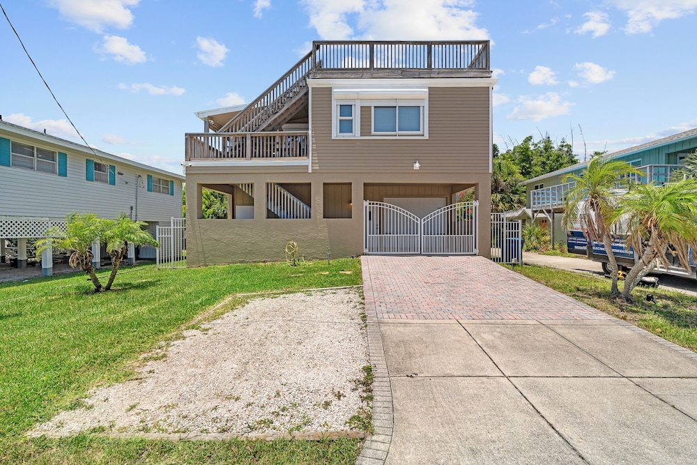 4BR Beach House Spacious Steps From Sand