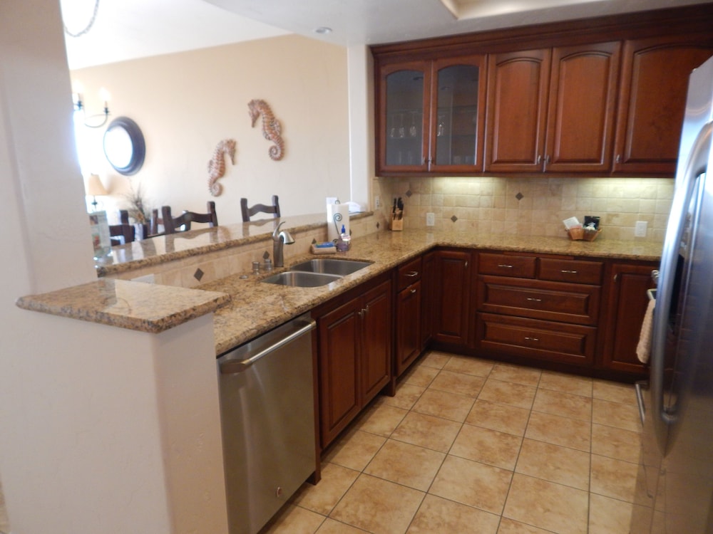 402 Valentina 3 Bedroom Condo by Redawning view 2