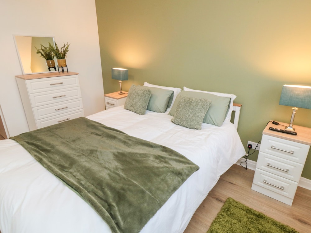 4 Maypole Green