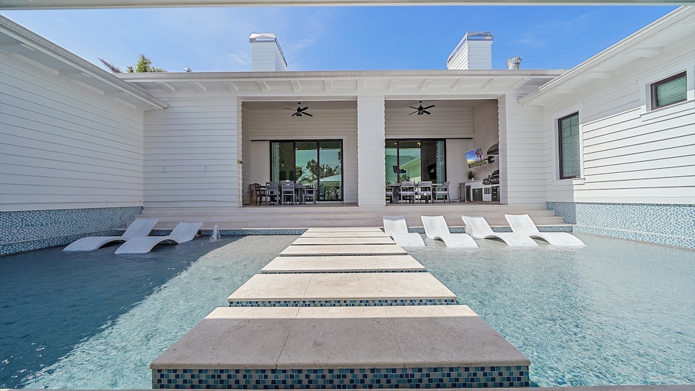 Dream Island 8 Bedroom Home