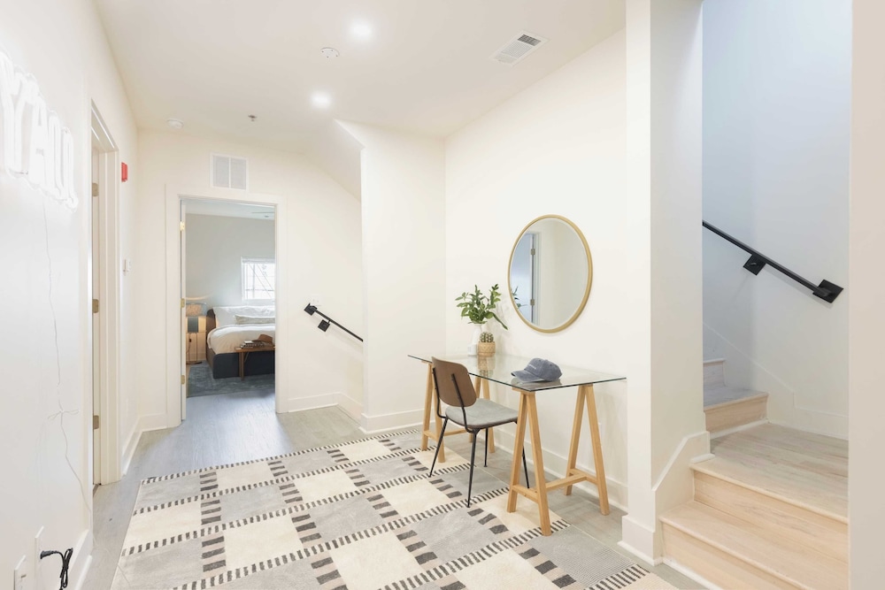 Sleeps 28 2 Units Near DT Nashville Outrider by Avantstay