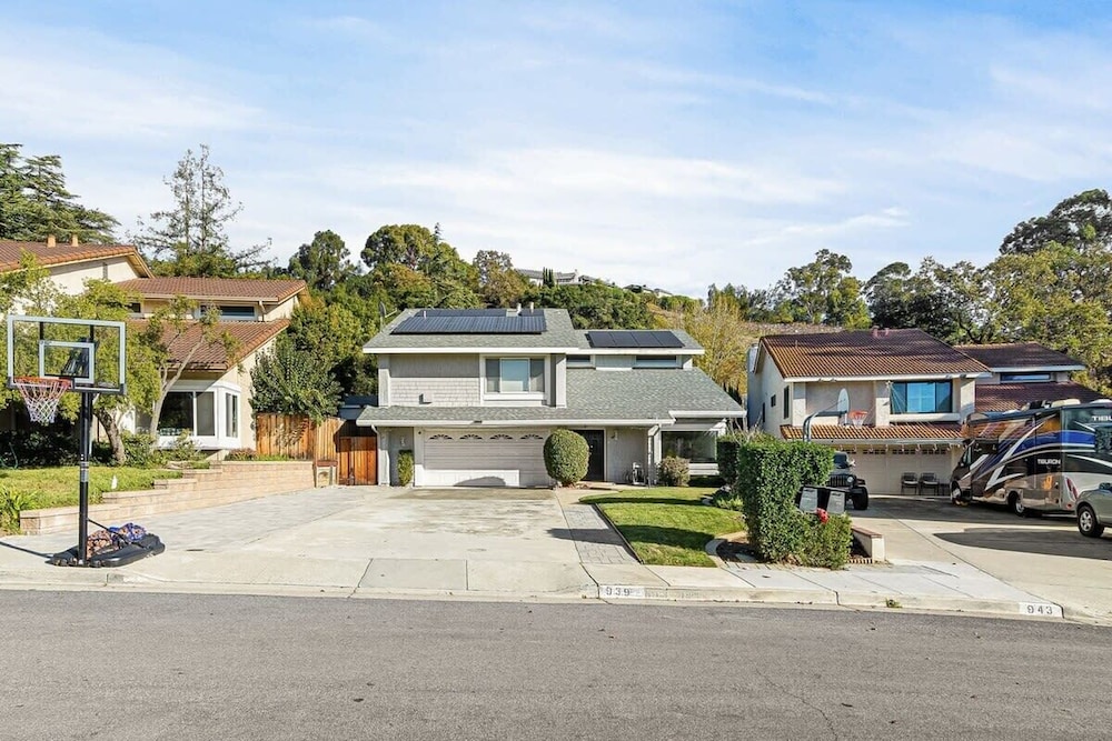 @ Marbella Lane - 4BR Siliconvalley Gempool House