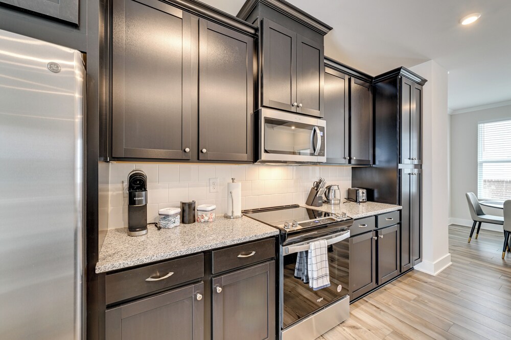 2 Mi to Uptown Charlotte: Family Townhome!
