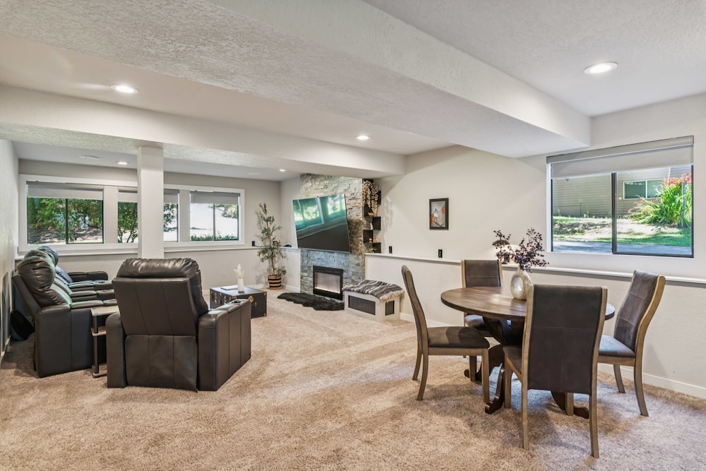 Modern Forest Escape Near Hikes & Lake 6 Bedroom Home