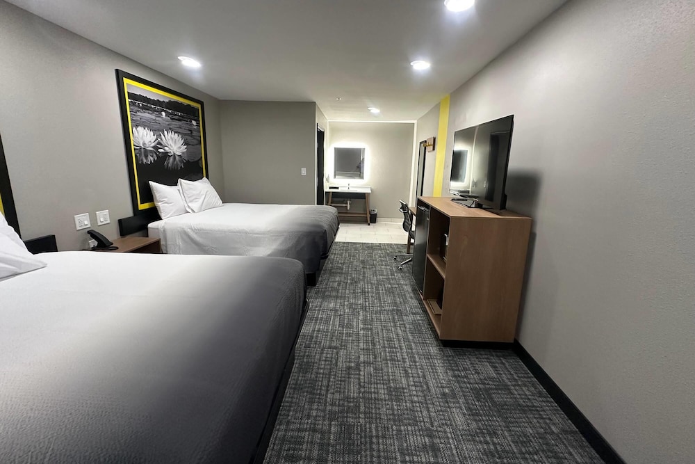 Super 8 BY Wyndham Lubbock Airport