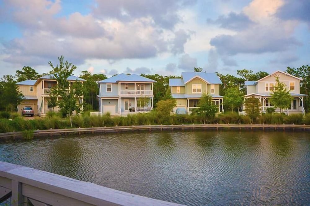 WHITE SAND REUNION 5 Bedroom Holiday Home by Five Star Properties