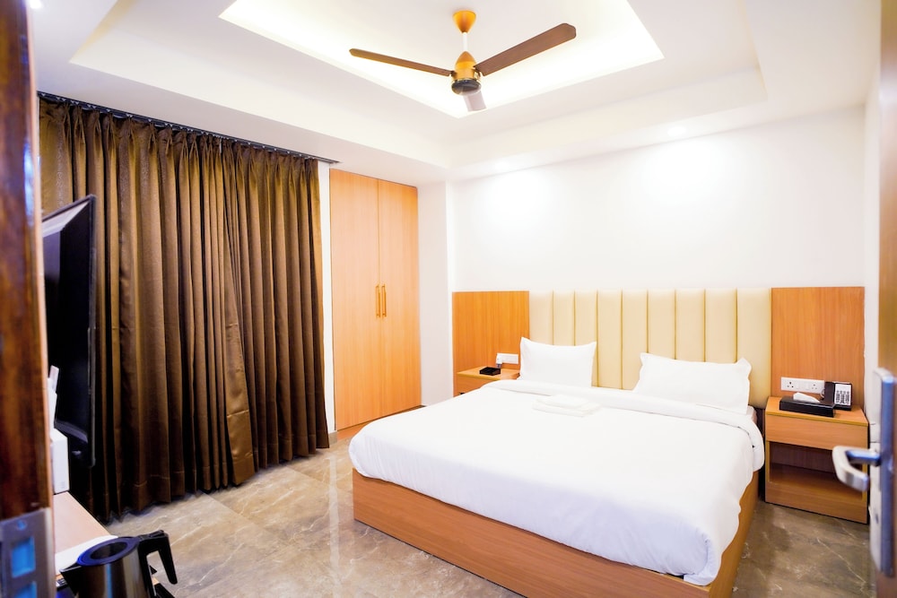 Royal Raven Hotel And Banquet