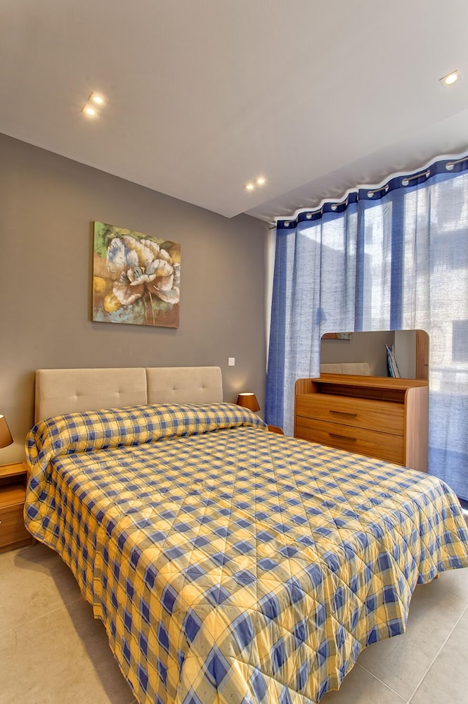 Modern Apt in a Prime Location, Wifi view 3